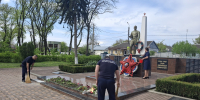 В Кировском округе и в городе Невинномысске сотрудники СК России организовали уборку мемориалов воинам, павшим в годы Великой Отечественной войны - СУ СК РФ