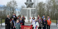 В канун великого праздника Дня Победы в школах и детских садах проходит трогательная акция: дети и педагоги возлагают цветы к памятникам и обелискам, почитая героев, отдавших жизнь за мирное будущее.. - Город Коряжма