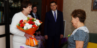 В Барнауле ветераны продолжают получать адресные поздравления на дому - Администрация г. Барнаул