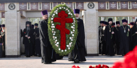 Митрополит Кирилл и духовенство Казанской епархии возложили венки к мемориалу героям Великой Отечественной войны в Парке Победы города Казани - Казанская Епархия