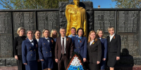 Сотрудники Куединского районного суда возложили венок у мемориала «Землякам, погибшим в годы Великой Отечественной войны 1941-1945 гг» - Куединский районный суд
