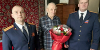 Сотрудники Черняховского межрайонного следственного отдела поздравили ветерана с наступающим Днём Победы - Следственный комитет