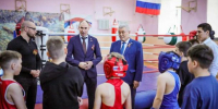 Дмитрий Перминов поздравил ветерана и посетил соревнования по боксу в Кормиловском районе - Om1.Ru