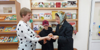 ПАМЯТЬ В СИМВОЛАХ: ЦЕНТРАЛЬНАЯ ГОРОДСКАЯ БИБЛИОТЕКА им. А.С. ПОПОВА ПРИСОЕДИНИЛАСЬ К АКЦИИ «ГЕОРГИЕВСКАЯ ЛЕНТОЧКА» - Карпинская ЦБС