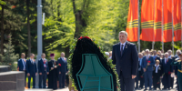 Андрей Бочаров возложил венок защитникам Отечества на площади Павших Борцов - Волга-Медиа