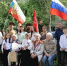 на фотографии изображен труженник тыла, родственники , дети, творческий коллектив.  представители власти. Во дворе поздравляют с наступающим Днем Победы, поют песни военных лет, рассказывают стихи, Изображение. - Правительство Челябинской области