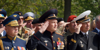 В Воронеже на площади Победы офицеры Росгвардии возложили цветы к Вечному огню - Росгвардия