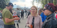 Активисты ЛДПР поздравили псковичей с Днём Победы и вручили георгиевские ленты - Pln-Pskov.Ru