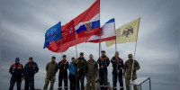 Спасатели Алушты развернули Знамя Победы на вершине Куш-Кая - КрымИнформ