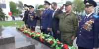 В Таганроге прошли церемонии возложения цветов к памятникам и воинским захоронениям - Газета Таганрогская правда