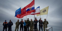 Крымские спасатели развернули Знамя Победы на вершине горы Куш-Кая - Вести Крым