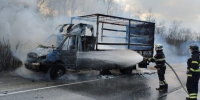 пожарные тушат автомобиль на трассе - ИА Nord-News.Ru