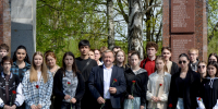 «Цветы Великой Победе»: студенты и преподаватели Тверского института торжественно возложили цветы к мемориалу памяти - Тверской филиал МГЭУ