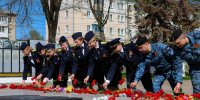 Новомосковцы несут цветы к монументу Вечной славы - ИА Новомосковск Сегодня