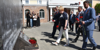 Депутаты и сотрудники Аппарата облсовета поклонились подвигу героев у «Стены памяти» - Совет народных депутатов