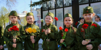 В Новомосковске дети возложили цветы к мемориалу Вечной славы - ИА Тульская пресса.Ru