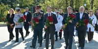 Глава Сочи Андрей Прошунин и председатель Городского Собрания Сочи Виктор Филонов возложили цветы к мемориалу «Подвиг во имя жизни» - Городское Собрание