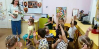 ЦГБДЮ "Красные гвоздики". Беседа + мастер-класс ко Дню Победы в Великой Отечественной войне. - ЦБС г. Саратова