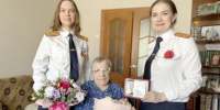 Представители Женсовета следственного управления поздравили ветерана с Днем Победы и вручили юбилейную медаль - Следственный комитет