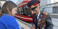 Поздравление ветерана. Фото Романа Корякина - RuffNews.Ru