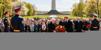 Память героев блокады почтили на Пискаревском кладбище Петербурга - Peterburg2.Ru