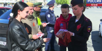 Памятка о символе Победы: на Октябрьской площади в Пскове водителям раздали георгиевские ленты - ГТРК Псков