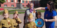 8 мая воспитанники МБДОУ — детский сад № 12 «Дюймовочка» приняли активное участие в акции «Георгиевская ленточка».. - Администрация г. Клинцы