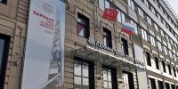 В День Победы на зданиях в Барнауле подняли копии Знамени Победы - Администрация г. Барнаул