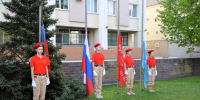 Копию Знамени Победы подняли у здания администрации Октябрьского района - Администрация г. Барнаул