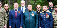 Виктор Томенко посетил краевой госпиталь для ветеранов войн / Фото: пресс-служба "Единой России" - ИА Амител