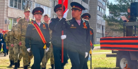 «Парад у дома ветерана»: военнослужащие Росгвардии поздравили героев Великой Отечественной войны в Зеленогорске - Росгвардия