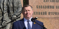 В День Победы промышленники Алтайского края возложили цветы к стеле заводам Победы в Барнауле - Администрация Алтайского края