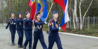 девушки несут флаги по улице - ИА Nord-News.Ru