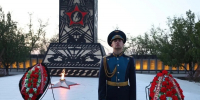 В Астрахани возложили цветы к обновлённому обелиску в честь героев Великой Отечественной войны - Астрахань 24
