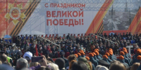 Почетные зрители сидят на трибунах, остальные — стоят за ограждениями | Источник: Иван Митюшёв / 29.RU - 29.Ru