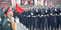 Парад Победы: гостям вручили модели бомбардировщиков и термосы - ИА Общественная служба новостей
