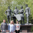 Сегодня, в День Великой Победы, люди по всей стране приходят к воинским мемориалам, чтобы возложить цветы и почтить память павших героев - Совет муниципальных образований