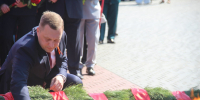 Губернатор Роман Бусаргин возлагает цветы к вечному огню - ИА Версия-Саратов