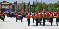 Тысячи новосибирцев пришли на Монумент Славы в День Победы почтить память героев Великой Отечественной войны - Правительство Новосибирской области