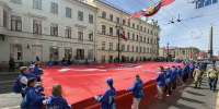 Стар «Бессмертного полка» в Петербурге озарился красным Знаменем Победы - Neva.Today