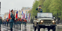 Связь поколений на главной площади: в Смоленске прошёл Парад Победы - SmolDaily.Ru