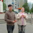 В День Победы около «Сказки» курянам раздавали георгиевские ленты - Городские Известия