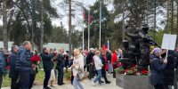 Участники «Бессмертного полка» в Кингисеппе почтили память героев СВО - Online47.Ru