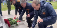 Видео: Дрозденко вместе с жителями возложил цветы к стеле в Кингисеппе - Spbdnevnik.ru