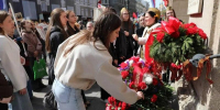 Участники «Бессмертного полка» возложили цветы к мемориальной доске «Героизму и мужеству ленинградцев» - Spbdnevnik.ru