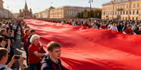 На Невском проспекте развернули гигантское Знамя Победы ко Дню Победы - Peterburg2.Ru
