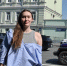 Москвичка Мария Смолкова рядом с пострадавшим в войну домом на Моховой - Вечерняя Москва