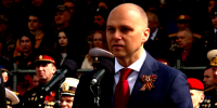 Губернатор Алексей Беспрозванных поздравил калининградцев с Днём Победы во время праздничного парада (полное видео) - Калининградская ГТРК