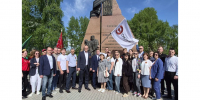 В День Победы промышленники Алтайского края возложили цветы к стеле заводам Победы в Барнауле Фото №1 - Алтайская правда