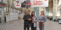 На Финляндском вокзале в Петербурге прошла праздничная акция ко Дню Победы - Online47.Ru